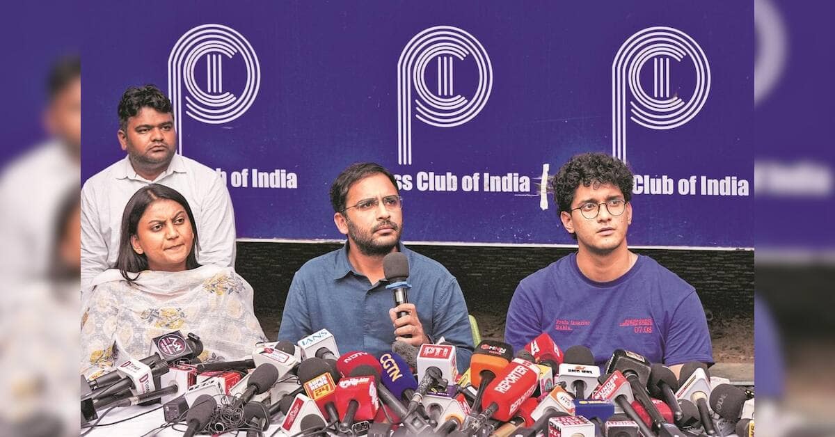प्रदर्शनकारियों का आंदोलन जारी, चुनाव आयुक्त के इस्तीफे की मांग