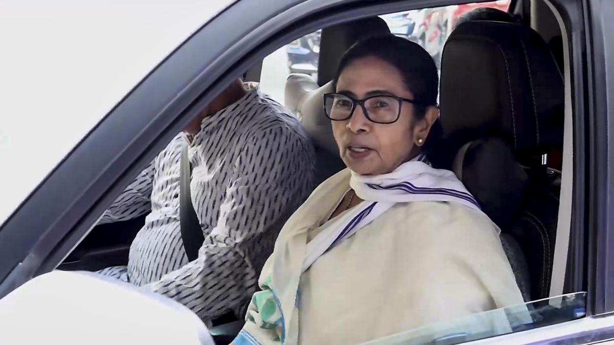 भारत गठबंधन की बैठकों में शामिल होने दिल्ली पहुंची ममता बनर्जी