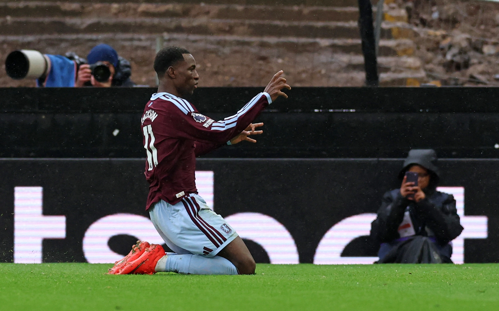 Aston Villa Hentikan Permulaan Sempurna Manchester City dengan Kemenangan 2-1