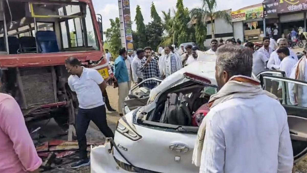 Five dead in head-on collision between car and state bus in Maharashtra