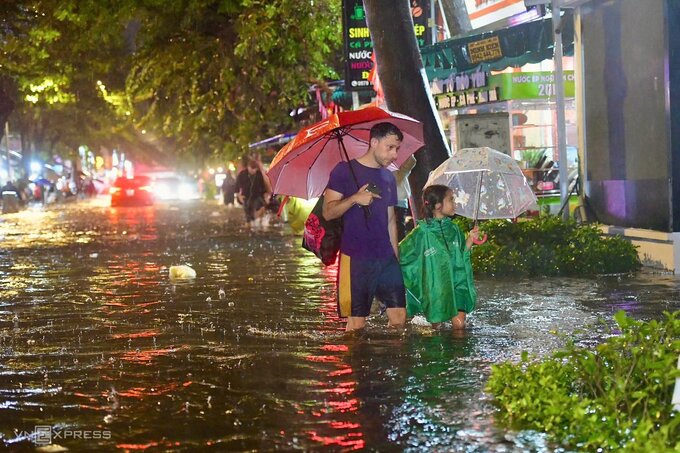 Heavy downpour paralyzes Ho Chi Minh City traffic from center to airport