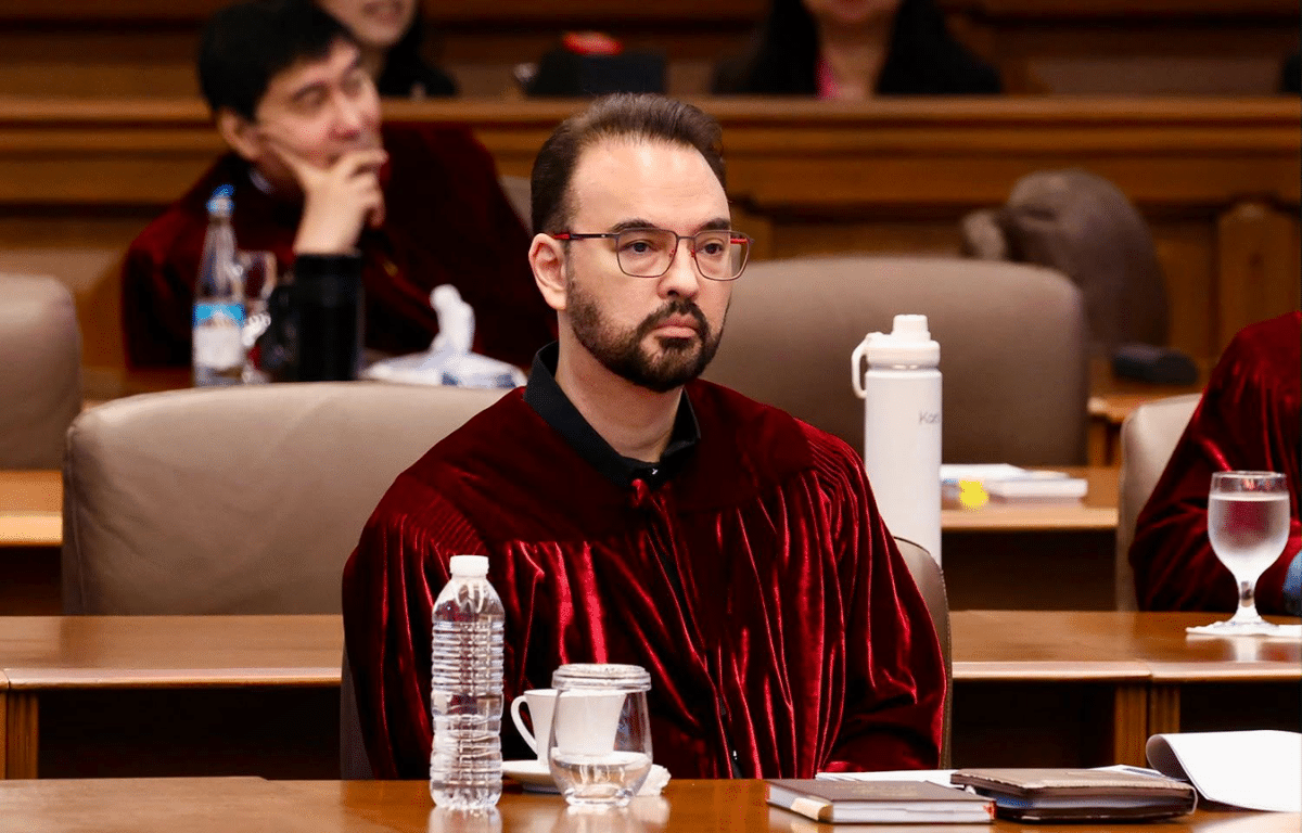 Cayetano urges senators to reject VP post if Duterte ousted