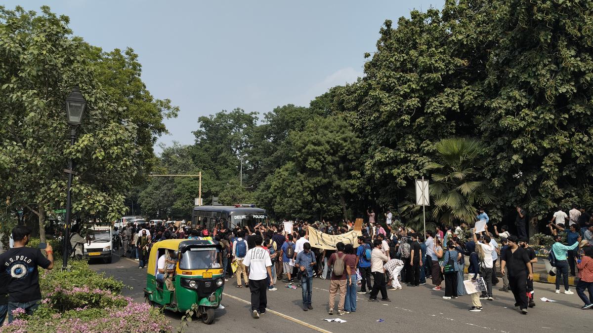 चुनाव आयोग के विरोध में दिल्ली की सड़कों पर प्रदर्शन, सैकड़ों गिरफ्तार