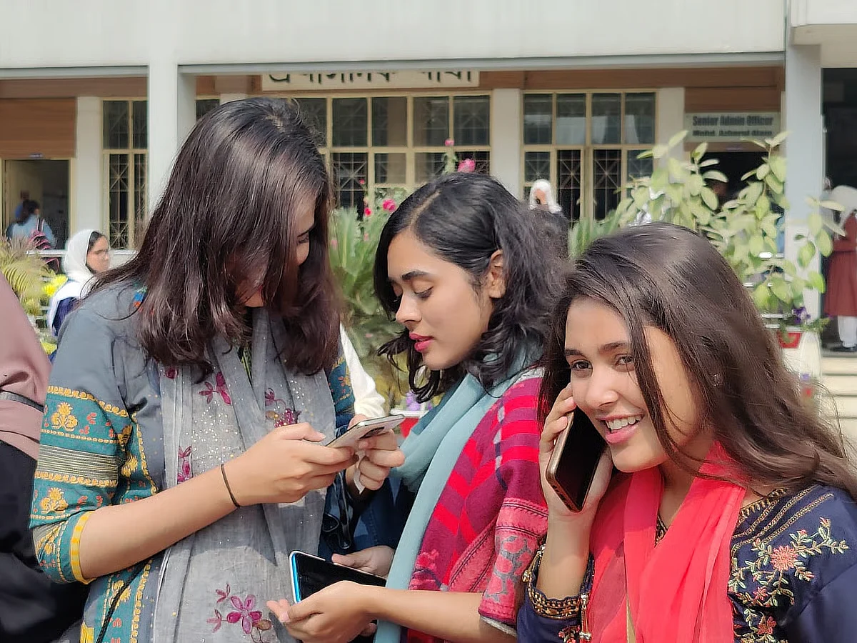 এইচএসসি পরীক্ষার ফলাফল প্রকাশিত হচ্ছে আজ, নতুন এসএমএস সুবিধা চালু
