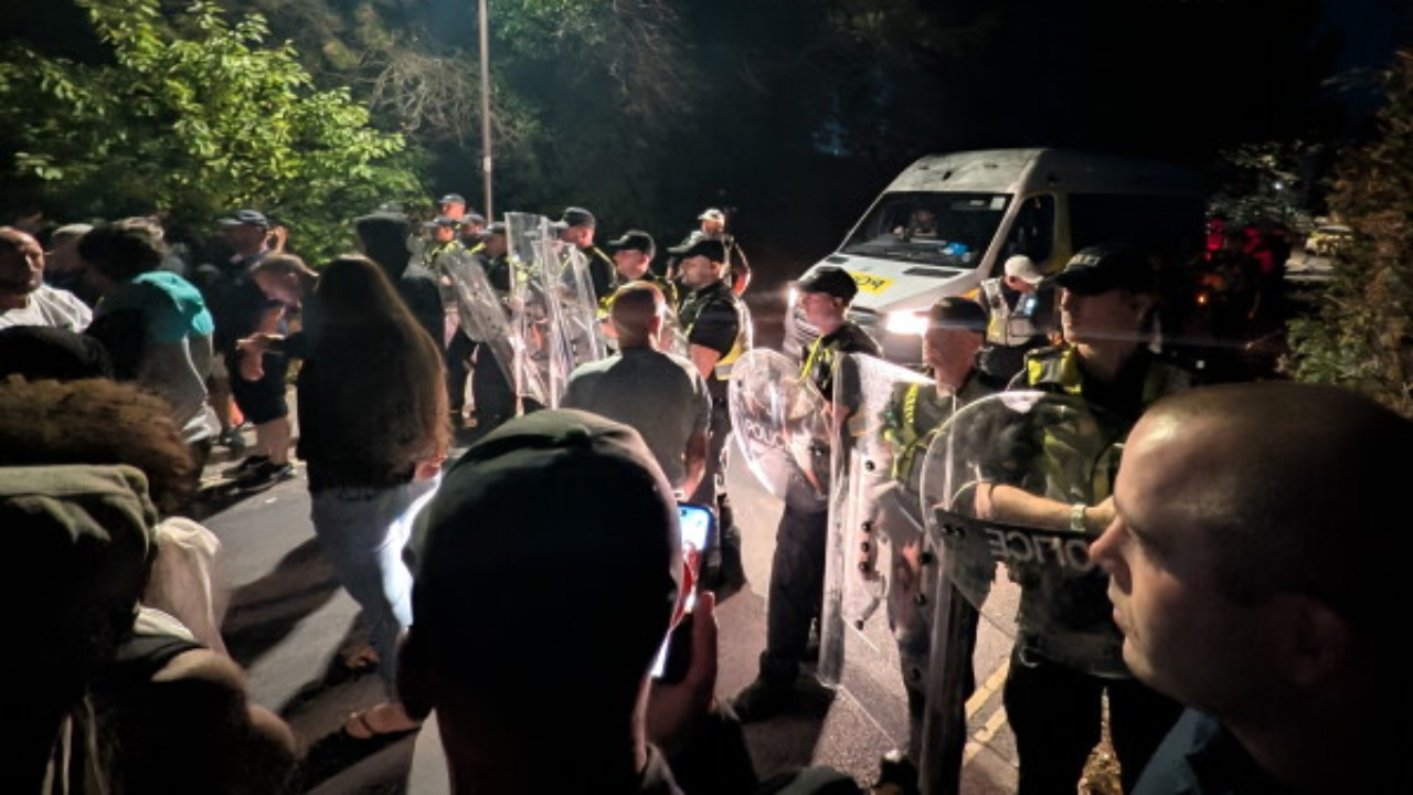 UK anti-migrant protests turn violent; police officers injured