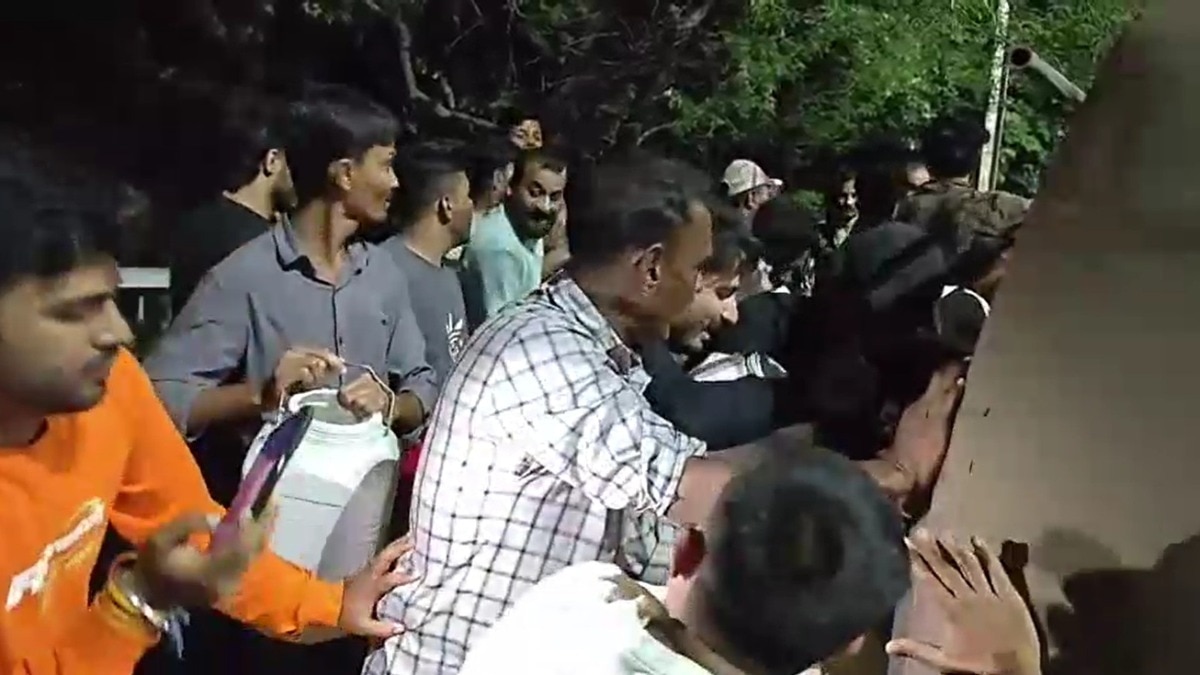 भोपाल में सोयाबीन तेल का टैंकर पलटा, सड़क पर लगी भीड़