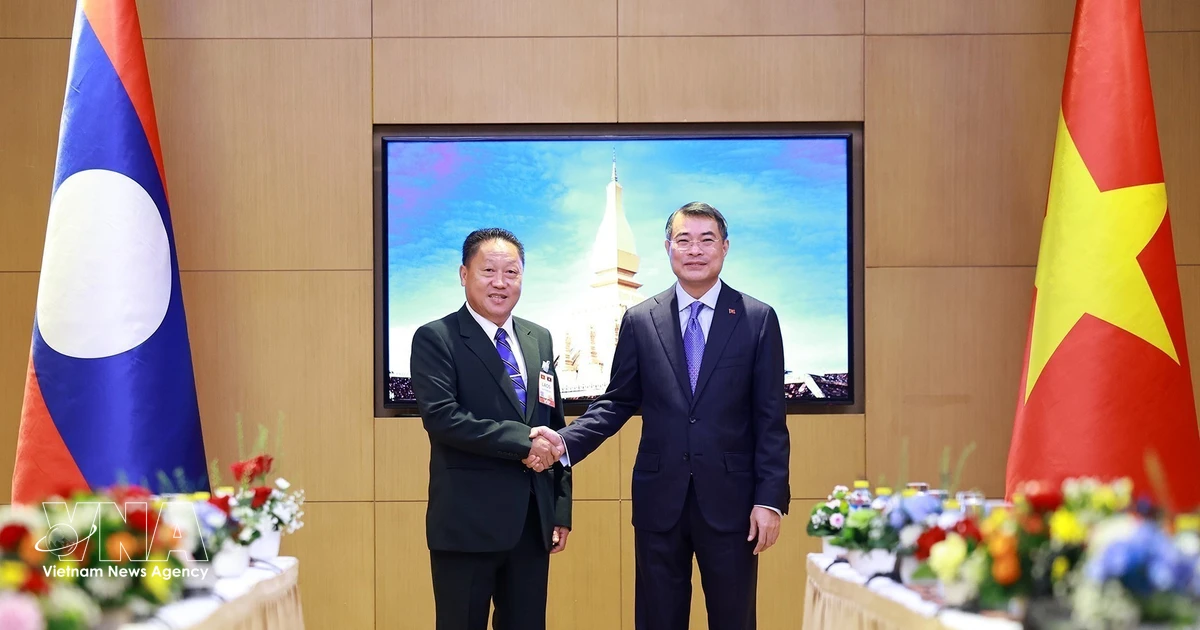 Vietnam PM stresses deep people-to-people bonds with Laos