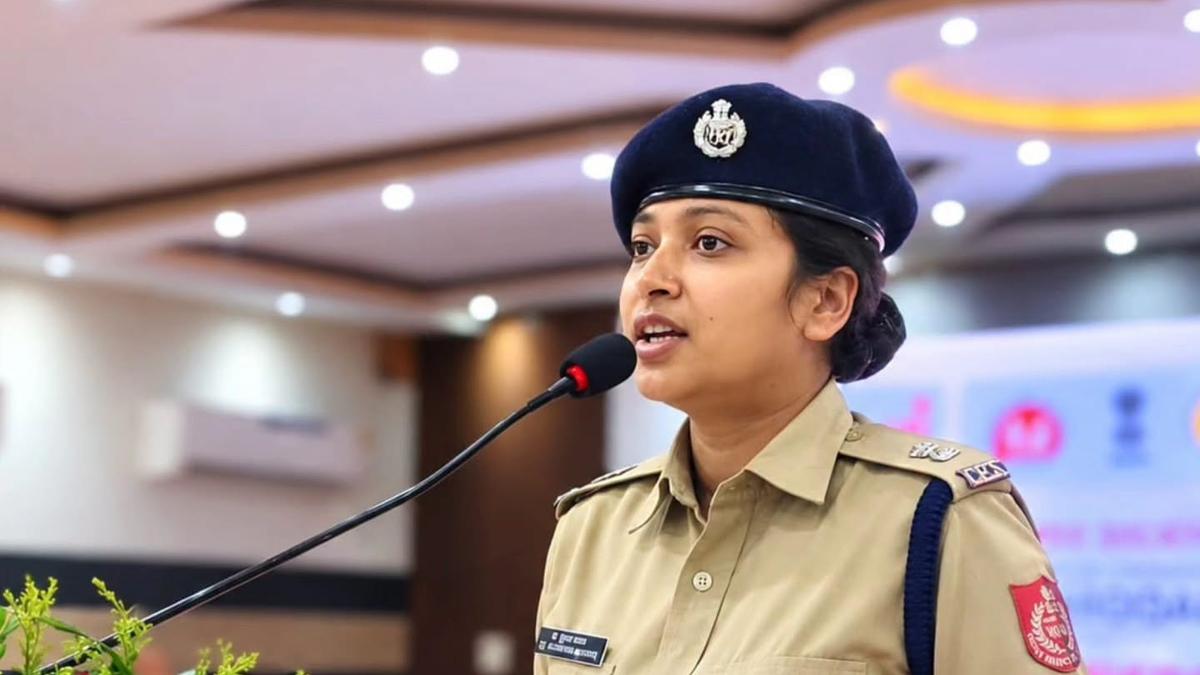 पश्चिम बंगाल: IPS अधिकारी का स्थानांतरण, अरबी शब्दों पर विवाद