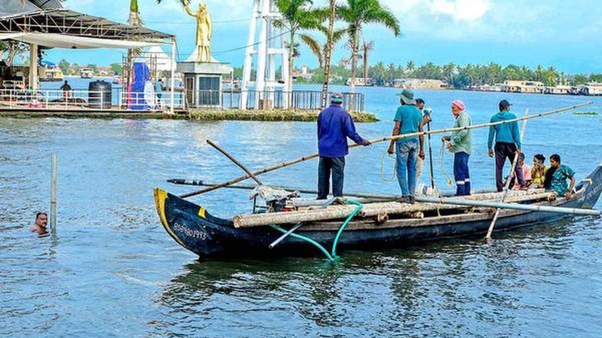 Kerala boat clubs compete for national trophy at Punnamada races