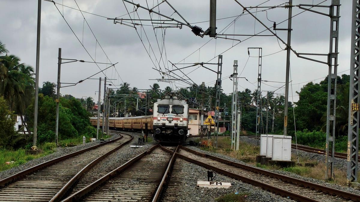 त्यौहार के मौसम में दक्षिण पश्चिमी रेलवे चलाएगी विशेष ट्रेनें