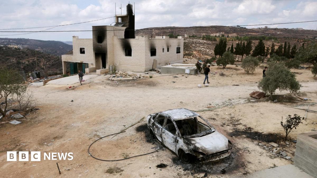 Israeli settlers torch Palestinian homes in West Bank village
