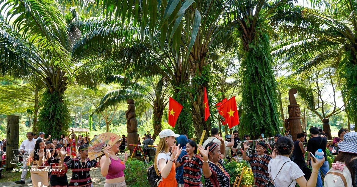 International visitors discover Vietnamese heritage at Hanoi ethnic village