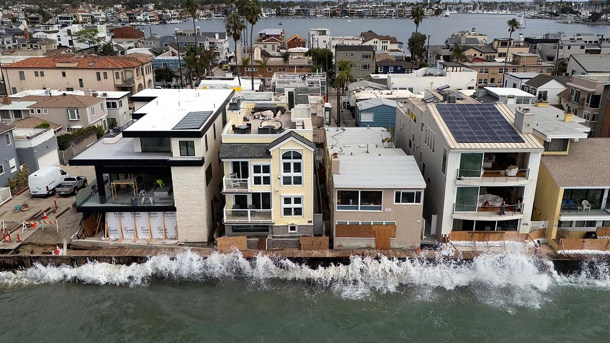 US Coastal Town Battles Rising Seas as Homeowners Fortify Against Erosion