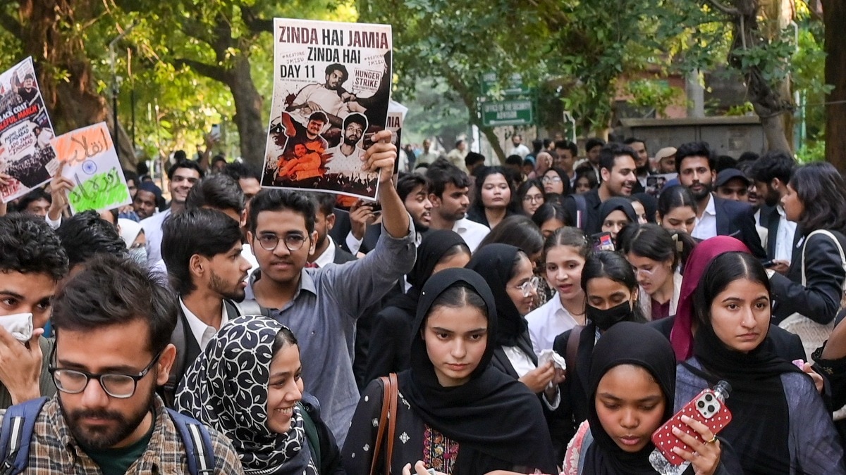 जामिया दीवारों पर 'कश्मीर आजाद करो' नारे से गरमाई राजनीति