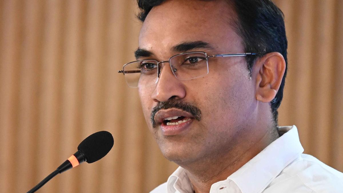 आवश्यक दवाओं की कमी से निपटने के लिए मजबूत व्यवस्था: स्वास्थ्य मंत्री