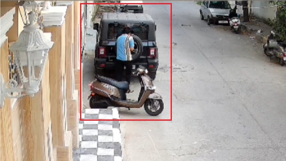 हैदराबाद में दिनदहाड़े महिंद्रा थार की स्टेपनी चोरी, CCTV में घटना दर्ज