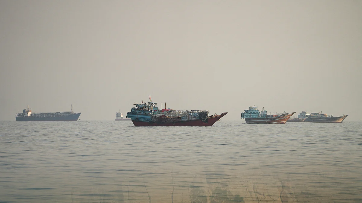 হরমুজ খাল পুনরায় খোলার জন্য ইরান মধ্যস্থতাকারীদের সাথে আলোচনা করছে
