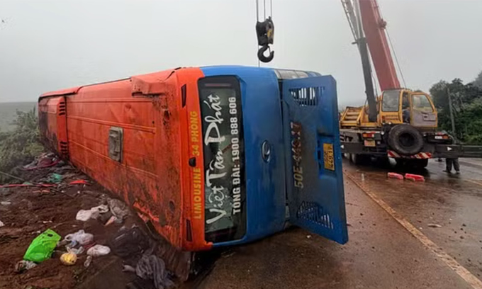 Three dead as sleeper bus overturns in Central Highlands