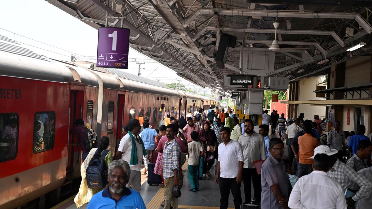 रेलवे ने ट्रेनों में जोर से संगीत बजाने वाले यात्रियों के खिलाफ कार्रवाई की चेतावनी दी