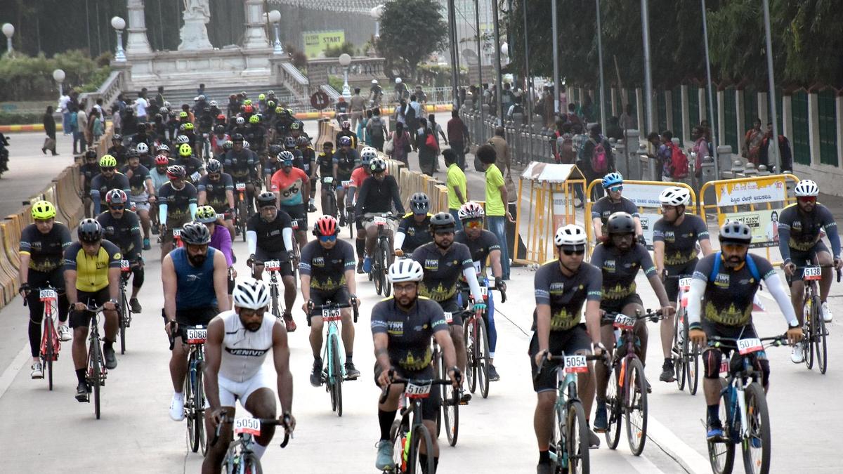 मैसूर की सड़कों पर साइकिल प्रेमियों का रंगारंग जमावड़ा