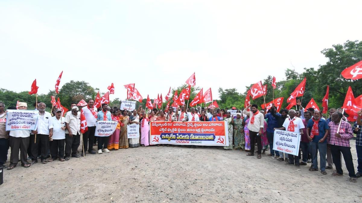CPI(M) stages protest in Vijayawada over housing shortage for poor