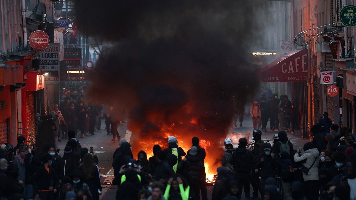 French anti-government protests turn violent as crowds swell to 400,000