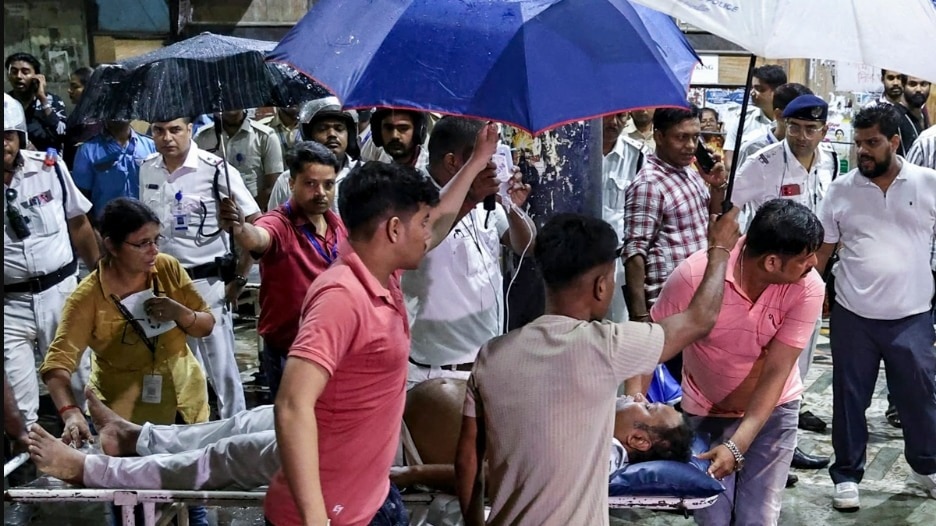 कोलकाता पंडाल में भीड़ की भगदड़, बारिश शुरू होने के बाद हड़बड़ाहट