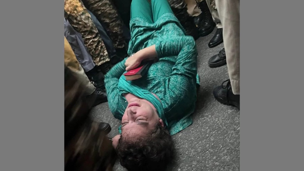Priyanka Gandhi alleges police manhandling during Delhi protest