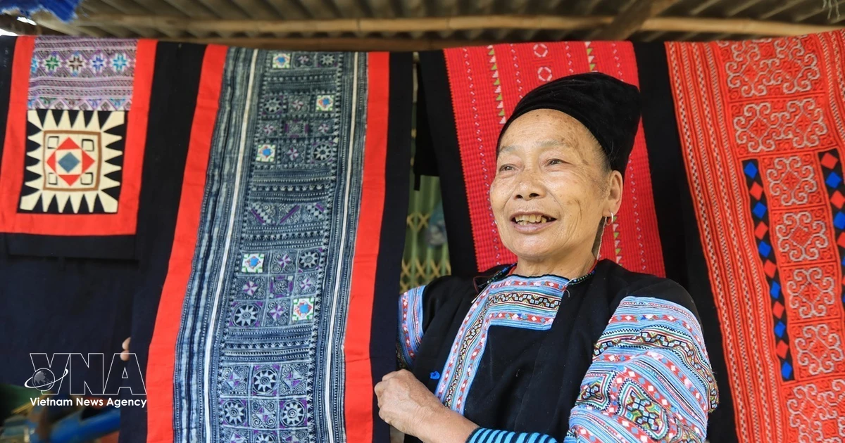 Mong brocade weavers turn mountain craft into global economic opportunity