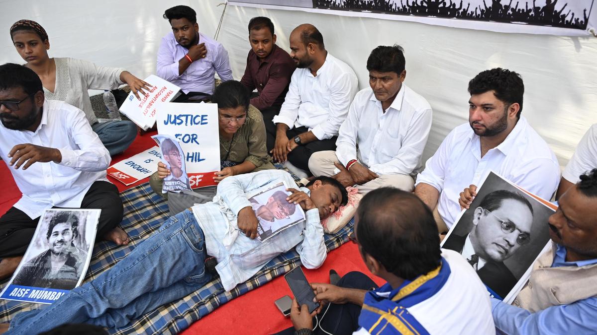 साहिल वाकोड़े के माता-पिता मुंबई में दूसरे दिन भी भूख हड़ताल जारी रखे
