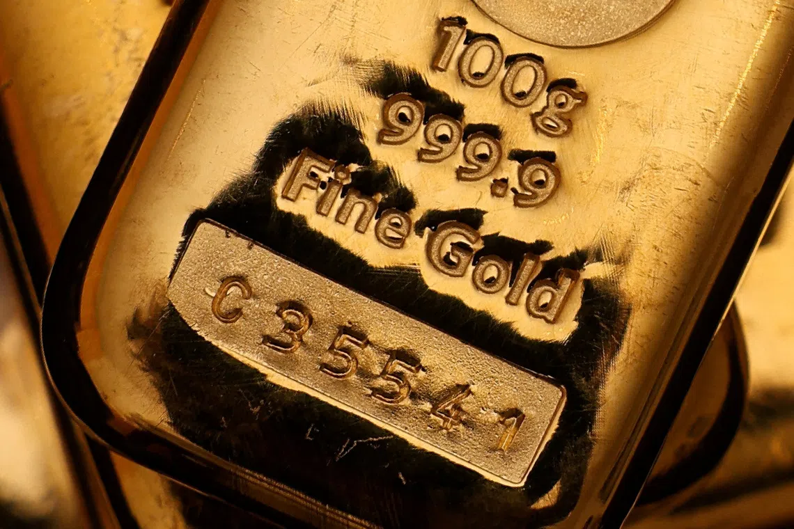 Gold tumbles to seven-week low amid oil rally, rate hike expectations