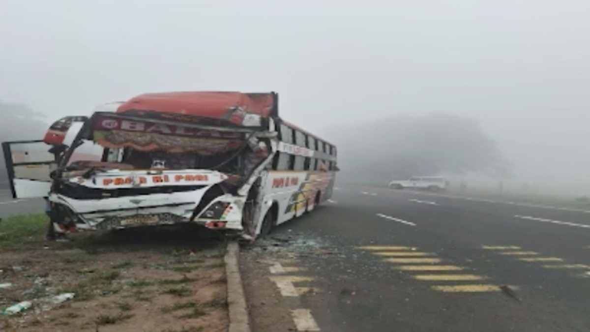 सूरत में NH-48 पर दो लग्जरी बसों की टक्कर, सभी यात्री सुरक्षित