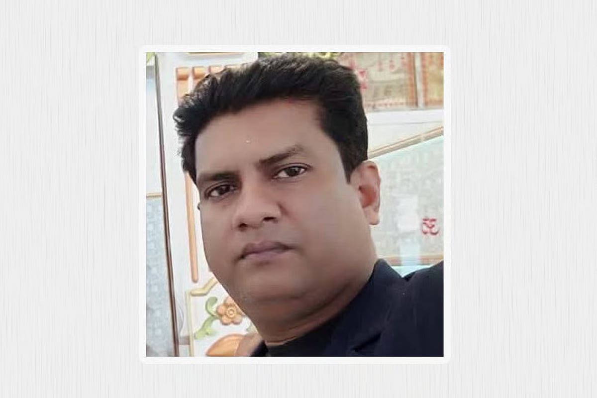 পরিবার নিয়ে পালিয়ে যাওয়া চাঁদপুরের গহনা ব্যবসায়ী ধরা পড়েন