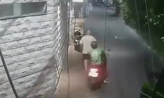 Australian tourist loses luxury gold necklaces to Bali street robber
