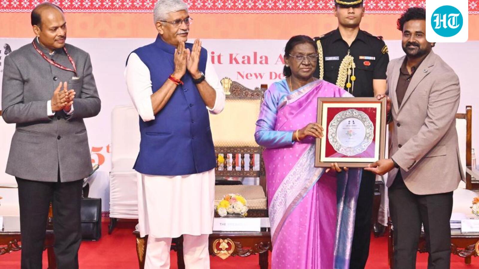 राष्ट्रीय कला प्रदर्शनी पुरस्कार प्रदान करते हुए राष्ट्रपति मुर्मु ने ग्रामीण कलाकारों को समर्थन का आह्वान किया