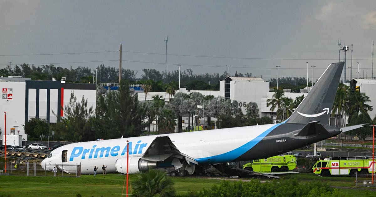 Pesawat kargo Amazon tergelincir landasan Miami, langgar kenderaan dan terbakar