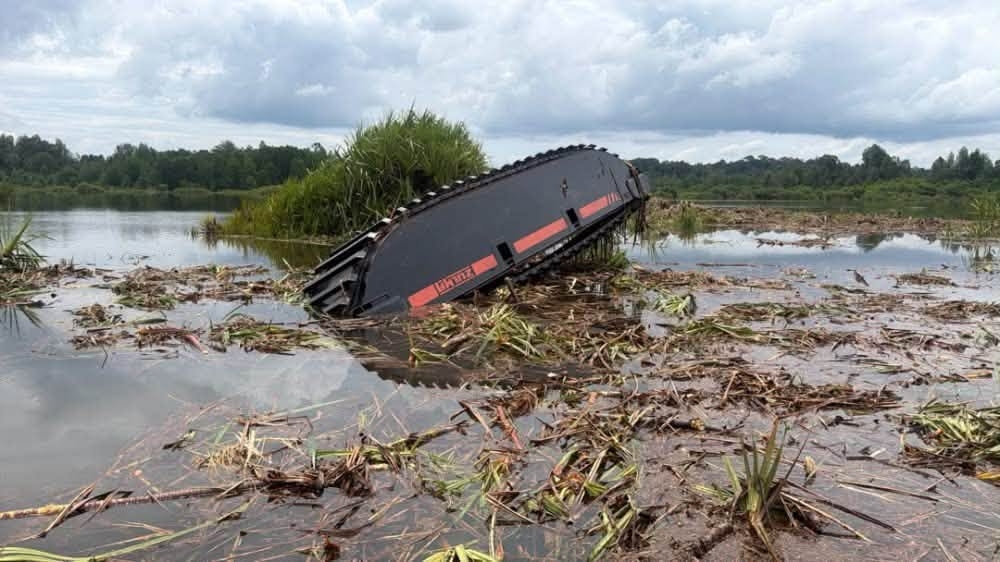 Operator ekskavator tenggelam selepas mesin terbalik di Tasik Bera