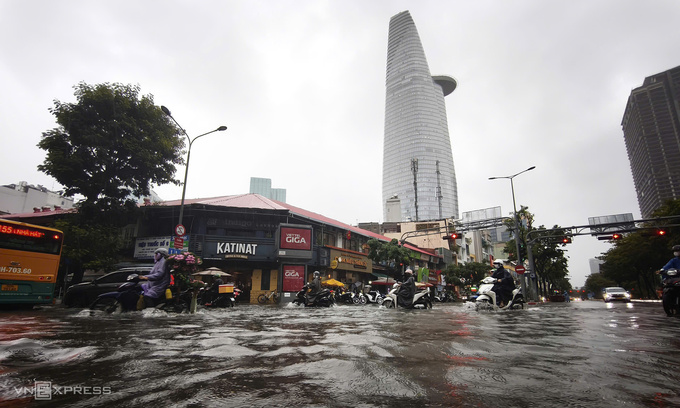 Heavy downpour submerges Ho Chi Minh City streets, disrupts traffic