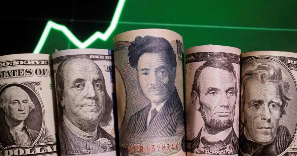 Dollar holds steady as yen climbs ahead of major central bank meetings