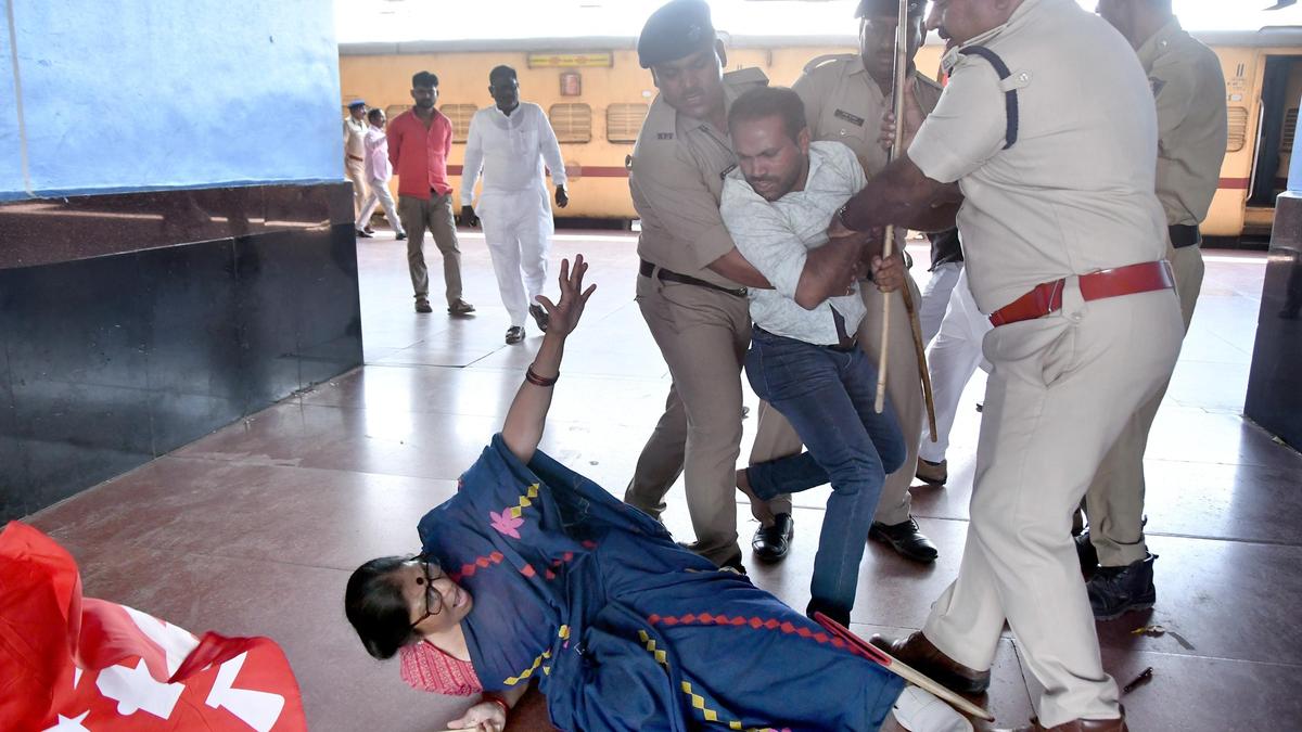 Left parties, student groups protest against CEC in Kalaburagi