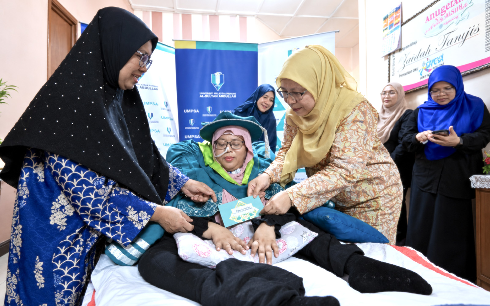 Siti Hawa Raih Ijazah PhD dengan Sokongan Ibu di Sisinya