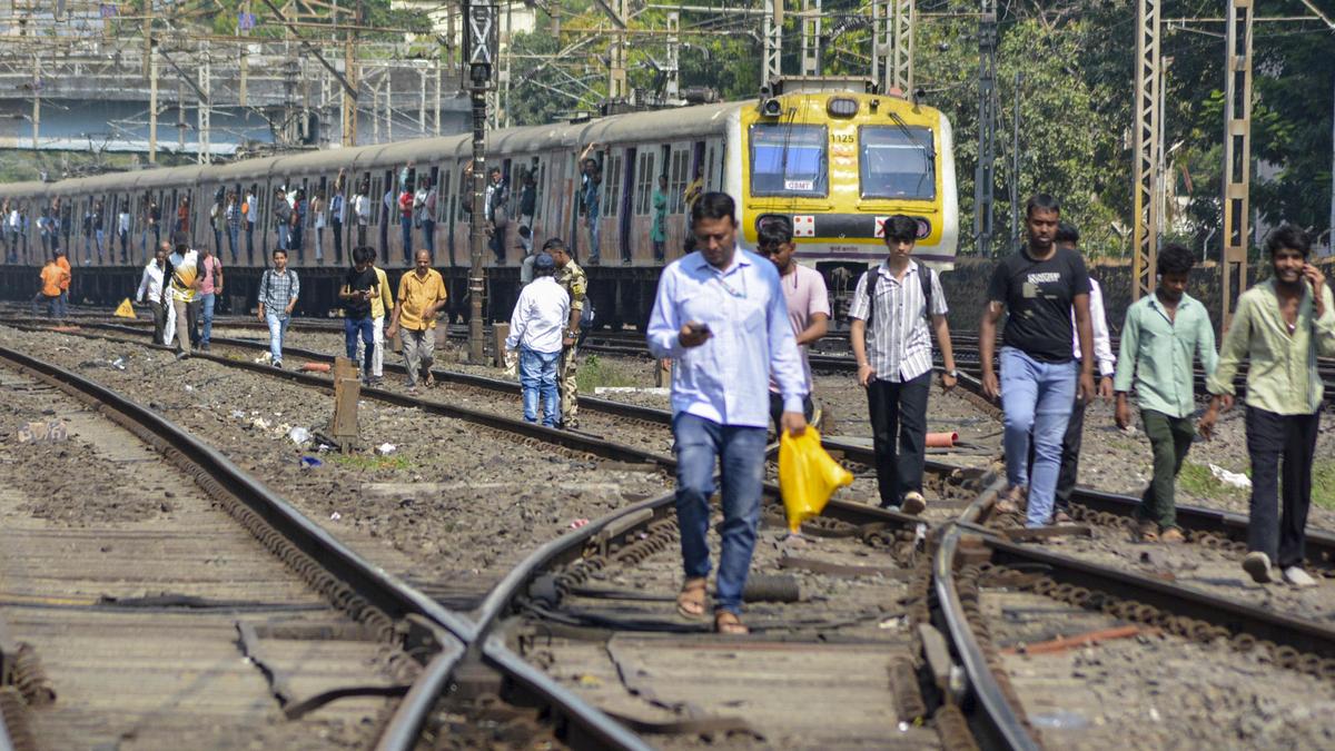 मुंबई सेंट्रल रेलवे में आग से तीन की मौत, क्षतिग्रस्त सिग्नलिंग से बड़ा संकट