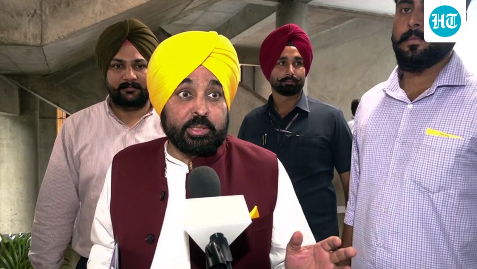 दिल्ली एयरपोर्ट पर रोके जाने का मुद्दा, मन्न ने केंद्र पर साधा निशाना