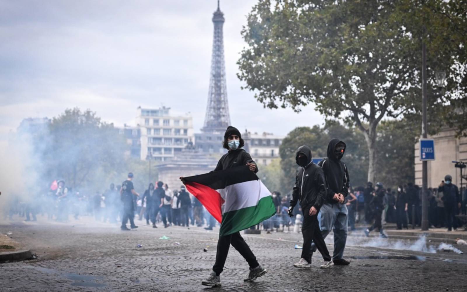 Trump urges Europe to seal borders amid Paris unrest concerns