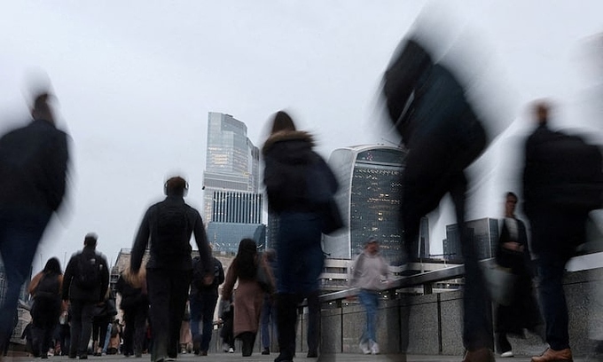 UK Graduate Job Market Hits Record Low as AI Disrupts Entry-Level Roles