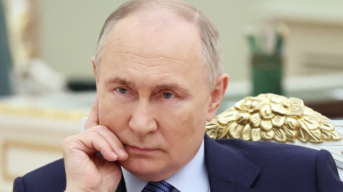Putin's overseas trips include mobile food lab for security