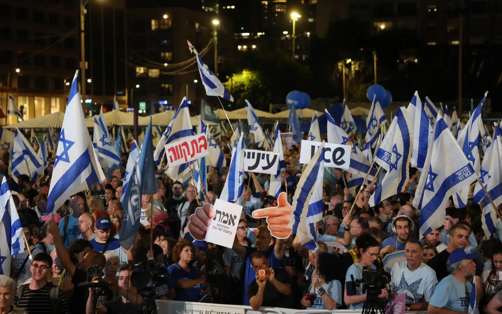 Israelis stage major Tel Aviv protest against Netanyahu before election