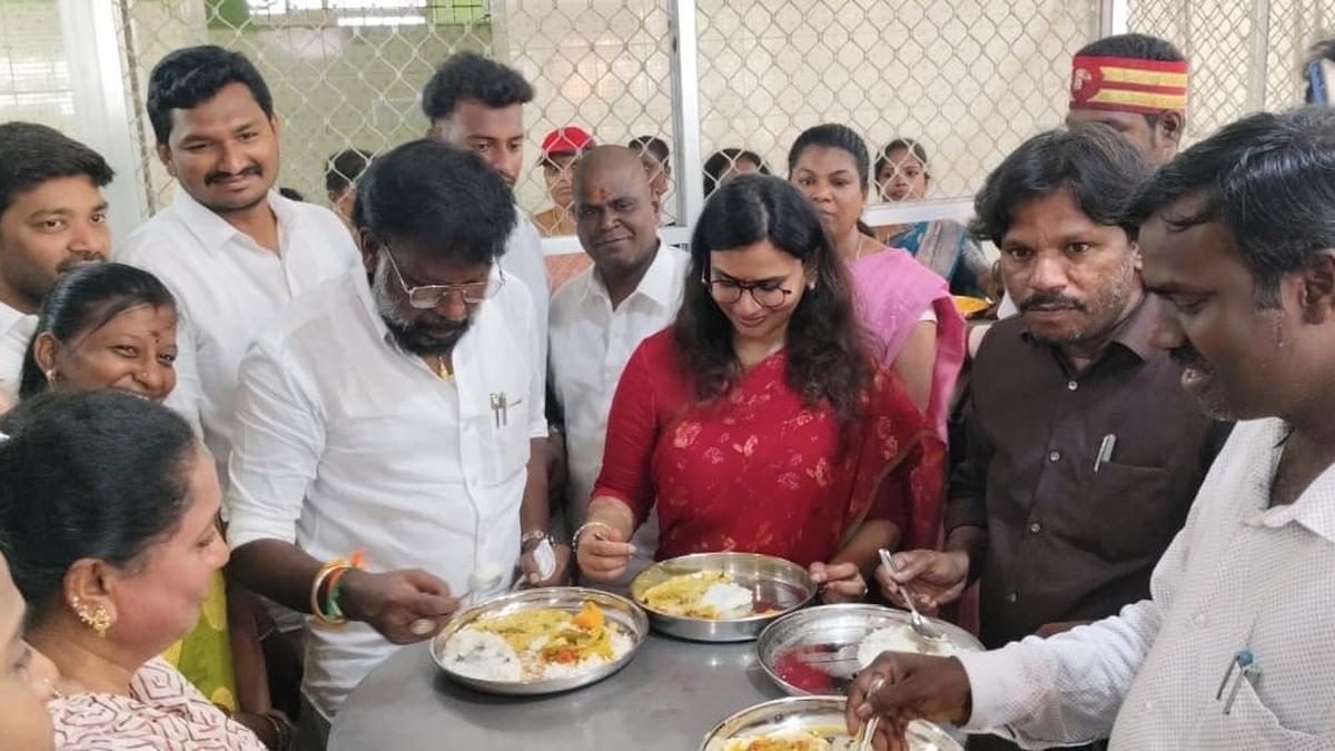 अरक्कोनम में सुधारे गए अम्मा कैंटीन का उद्घाटन किया गया