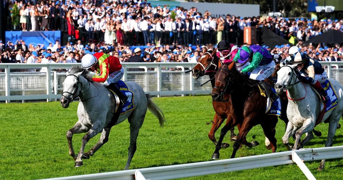 Kingswood claims thrilling Caulfield Cup victory in dramatic finish