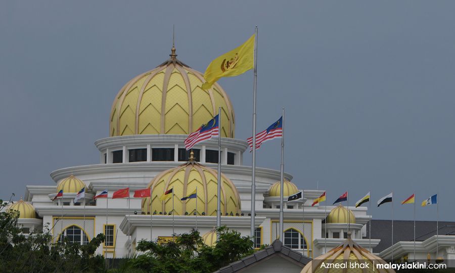 King leaves palace as cabinet weighs ex-PM Najib's pardon bid